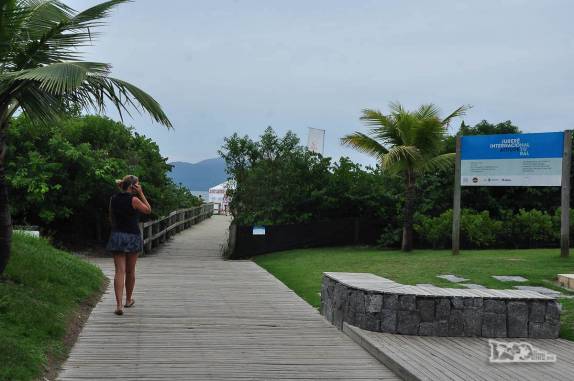 Caminhando nas passarelas de Jurerê Internacional, praia no norte de Florianópolis, Santa Catarina
